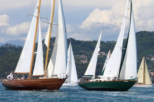 Vele d'epoca in regata (foto Maccione)