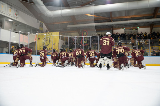 L'Aosta in trionfo sotto i suoi tifosi dopo il netto 2-5 ottenuto in regular season all'Acinque Ice Arena