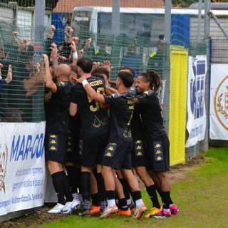 Il Varese tutt'uno con suoi i tifosi nella vittoria di ieri a Borgaro (foto Ezio Macchi)