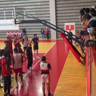 Gli ultras fermano l'allenamento della Pallacanestro Varese