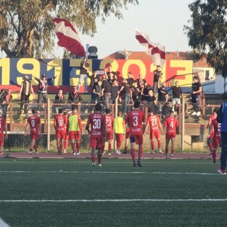 Il saluto finale dei biancorossi alla curva a Vado