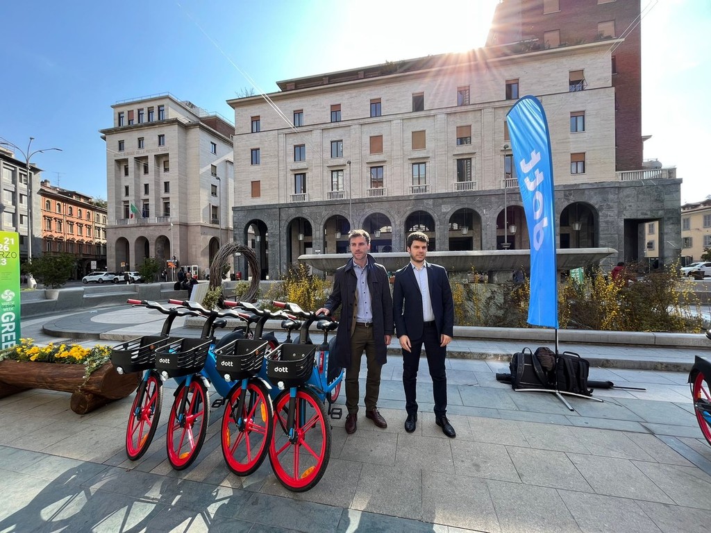 La stazione di ricarica per e-bike e smartphone debutta alla Schiranna di  Varese