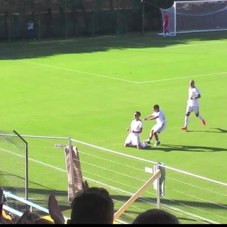 Cocuz insacca il gran pallone da fuori dell'1-1 e poi fa festa sotto la tribuna del Chinetti (foto tratta da Paolozerbi.com)