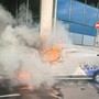 FOTO. Bus navetta prende fuoco davanti al Terminal 1 di Malpensa