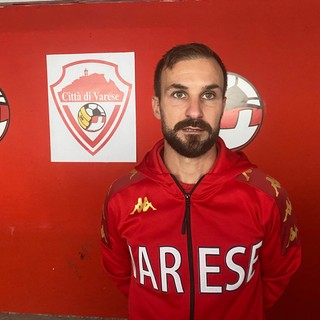 Capitan Vitofrancesco e, sotto, lo striscione della curva del Varese per i ragazzi foggiani che stanno lottando per la vita (foto Ezio Macchi)