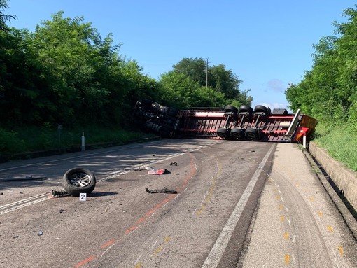 FOTO - Camion si ribalta sulla strada per la Svizzera: quattro feriti a Cantello