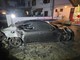 Auto in fiamme in un cortile nel Comasco: tre persone soccorse dopo aver inalato fumo