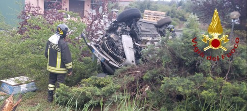 FOTO. Ragazza al volante perde il controllo dell'auto e si ribalta fuori strada: paura nel Comasco