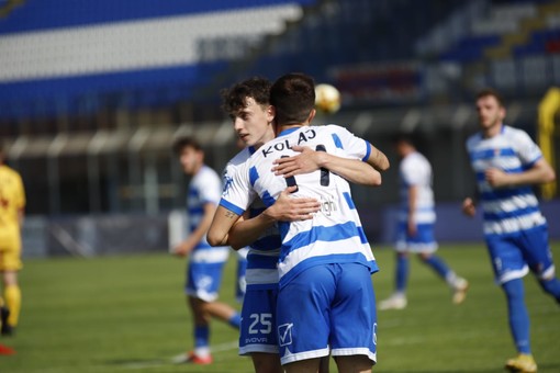 Kolaj abbracciato dopo il gol  e le immagini incalzanti del match (foto di Marco Giussani)