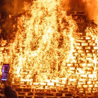 E' il giorno del Falò di Sant'Antonio: alle 21 l'accensione della pira