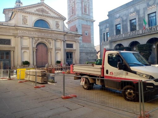 Piazza San Vittore si trasforma in Betlemme. Lavori di allestimento per il presepe vivente