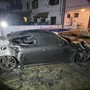 Auto in fiamme in un cortile nel Comasco: tre persone soccorse dopo aver inalato fumo