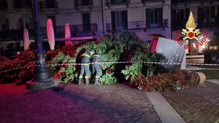 Raffiche di vento anche a Como: in piazza Duomo crolla l'albero di Natale