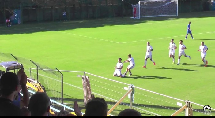 Cocuz insacca il gran pallone da fuori dell'1-1 e poi fa festa sotto la tribuna del Chinetti (foto tratta da Paolozerbi.com)