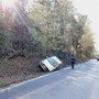 L'auto finita fuori strada (foto da LuinoNotizie.it)