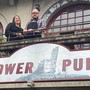 Francesca Lodi e Matteo Motta aspettano pronti a stupirci e ad accoglierci con sorrisi e buon gusto al Tower Pub di Velate