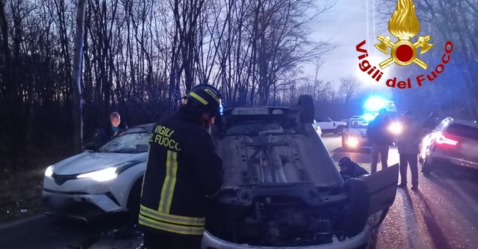 FOTO. Carambola tra quattro auto sulla Provinciale a Cairate: un ferito