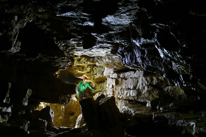 Quel viaggio nel mondo sotterraneo al Campo dei Fiori di Luana e Antonio: «Ecco tutte le grotte della nostra montagna»