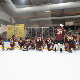 L'Aosta in trionfo sotto i suoi tifosi dopo il netto 2-5 ottenuto in regular season all'Acinque Ice Arena