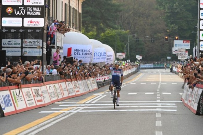 Van Wilder vince l'edizione numero 102 della Tre Valli tra due ali di folla in via Sacco (foto Alessandro Umberto Galbiati)