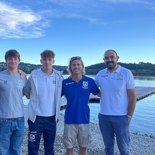 Pierpaolo Frattini (ultimo a destra) con i due allenatori Luca Mulas e Nicolò Demiliani e i direttori sportivi Michele Morello ed Emanuele Radice