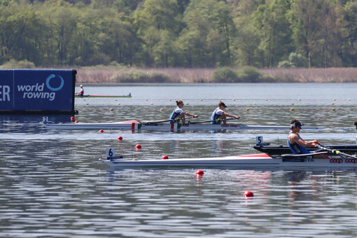 Federica Cesarini, uno dei grandi nomi del nostro canottaggio, voga sul lago di Varese