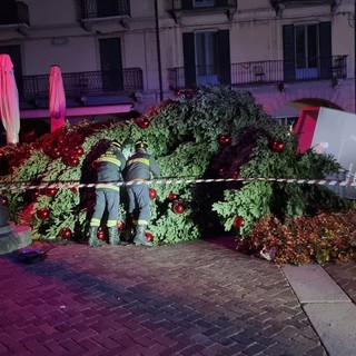 Raffiche di vento anche a Como: in piazza Duomo crolla l'albero di Natale