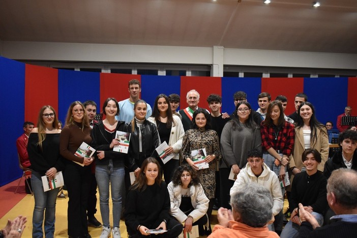 Foto di gruppo per i ragazzi del Battesimo Civico di Induno