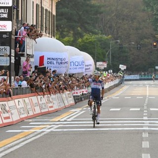 Van Wilder vince l'edizione numero 102 della Tre Valli tra due ali di folla in via Sacco (foto Alessandro Umberto Galbiati)