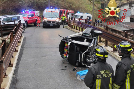 FOTO. Si ribaltano con l'Apecar e restano incastrati all'interno: paura per due sedicenni nel Comasco