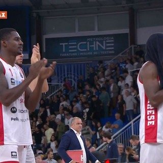 Gabe Brown con l'asciugamano a coprirsi la testa: immagine perfetta per la serata di Varese