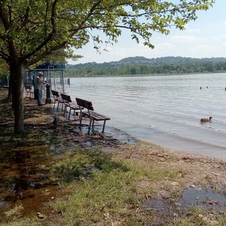 Lago di Varese, via ai bagni. Ma alla Schiranna non si tuffa (per ora) quasi nessuno