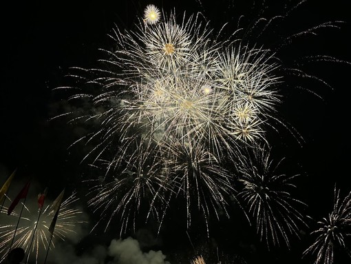 FOTO. La magia dei fuochi d'artificio danzanti sul lago scalda la notte. Un successo la Festa di Monate