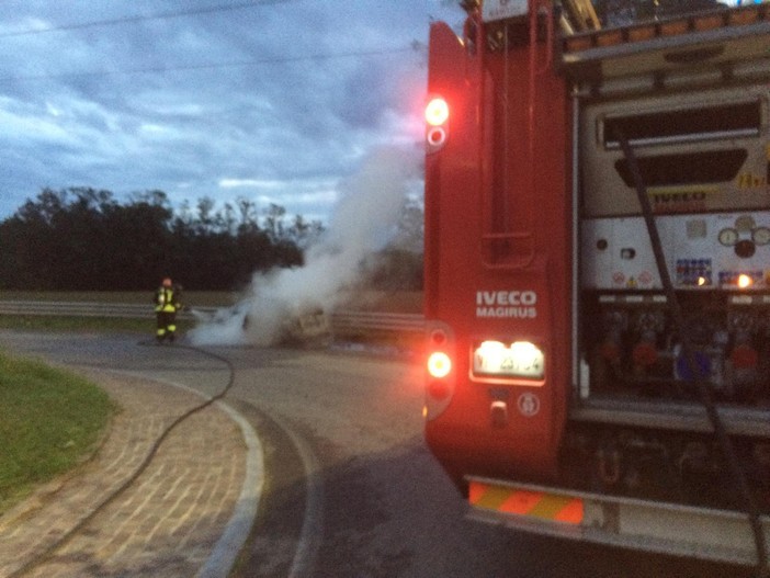 FOTO. Auto in fiamme sulla Provinciale tra Tradate e Cairate: il conducente si mette in salvo in tempo