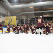 L'Aosta in trionfo sotto i suoi tifosi dopo il netto 2-5 ottenuto in regular season all'Acinque Ice Arena