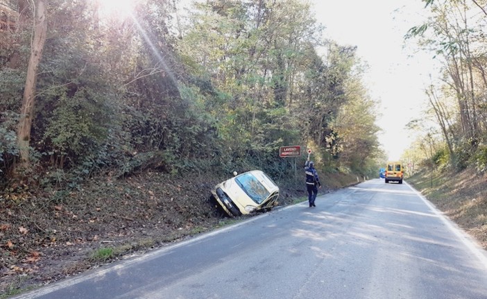 L'auto finita fuori strada (foto da LuinoNotizie.it)