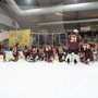 L'Aosta in trionfo sotto i suoi tifosi dopo il netto 2-5 ottenuto in regular season all'Acinque Ice Arena