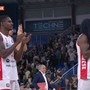 Gabe Brown con l'asciugamano a coprirsi la testa: immagine perfetta per la serata di Varese