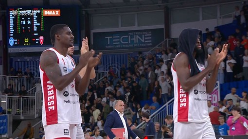 Gabe Brown con l'asciugamano a coprirsi la testa: immagine perfetta per la serata di Varese