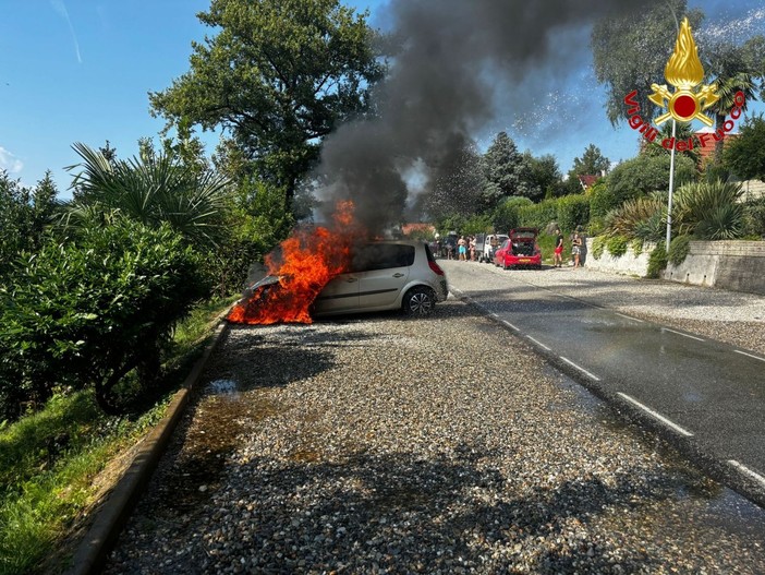 Auto in fiamme al Villaggio Olandese: intervengono i vigili del fuoco