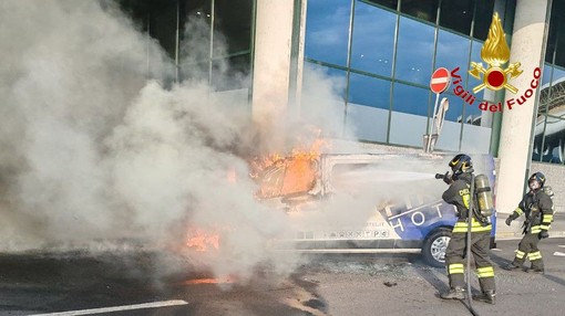 FOTO. Bus navetta prende fuoco davanti al Terminal 1 di Malpensa