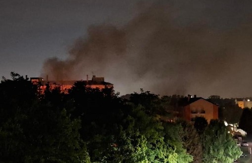 Le fiamme di via Aleardi (foto di un utente del gruppo Facebook &quot;Noi di Gallarate&quot;)