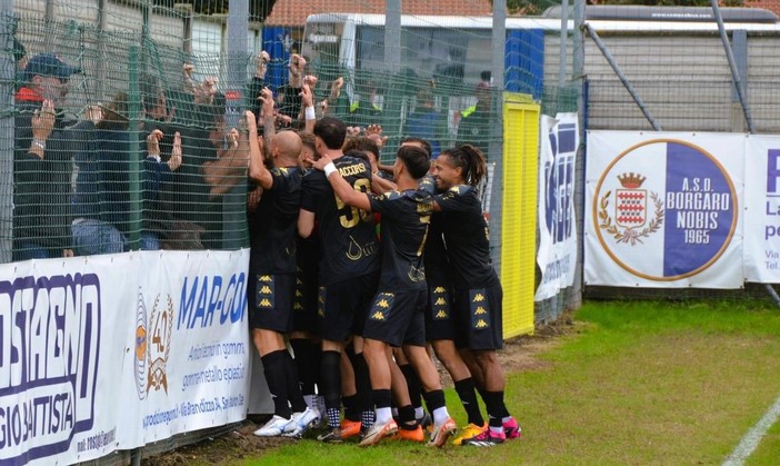 Il Varese tutt'uno con suoi i tifosi nella vittoria di ieri a Borgaro (foto Ezio Macchi)