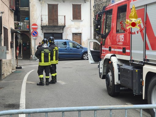 Fuga di gas in centro a Marchirolo. Sul posto i vigili del fuoco, strada chiusa