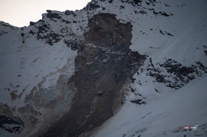 VIDEO. Il Monte Rosa frana ancora: nuovo smottamento nella zona della Punta Tre Amici