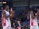 Gabe Brown con l'asciugamano a coprirsi la testa: immagine perfetta per la serata di Varese