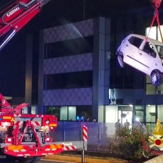 FOTO. Vola fuori strada, colpisce le auto in sosta e abbatte un palo