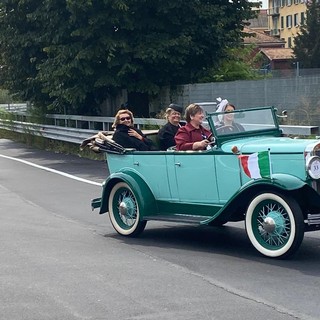 FOTO e VIDEO - Le auto storiche entrano in Varese per festeggiare i 100 anni dell'A8