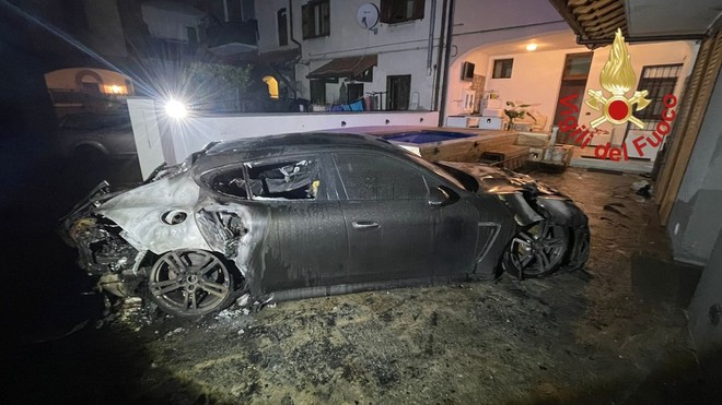 Auto in fiamme in un cortile nel Comasco: tre persone soccorse dopo aver inalato fumo