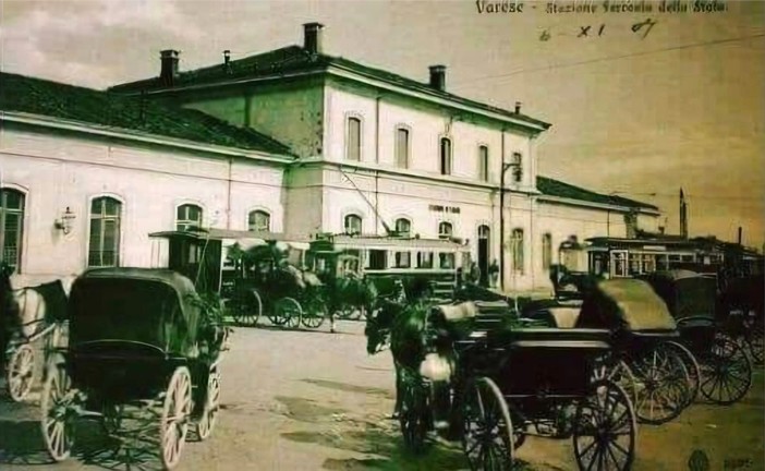 LA VARESE NASCOSTA. Davanti alla stazione con il calesse. Una cartolina dal 1907